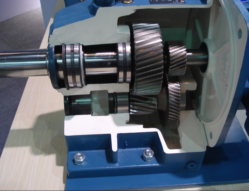 R斜齒輪硬齒面減速機